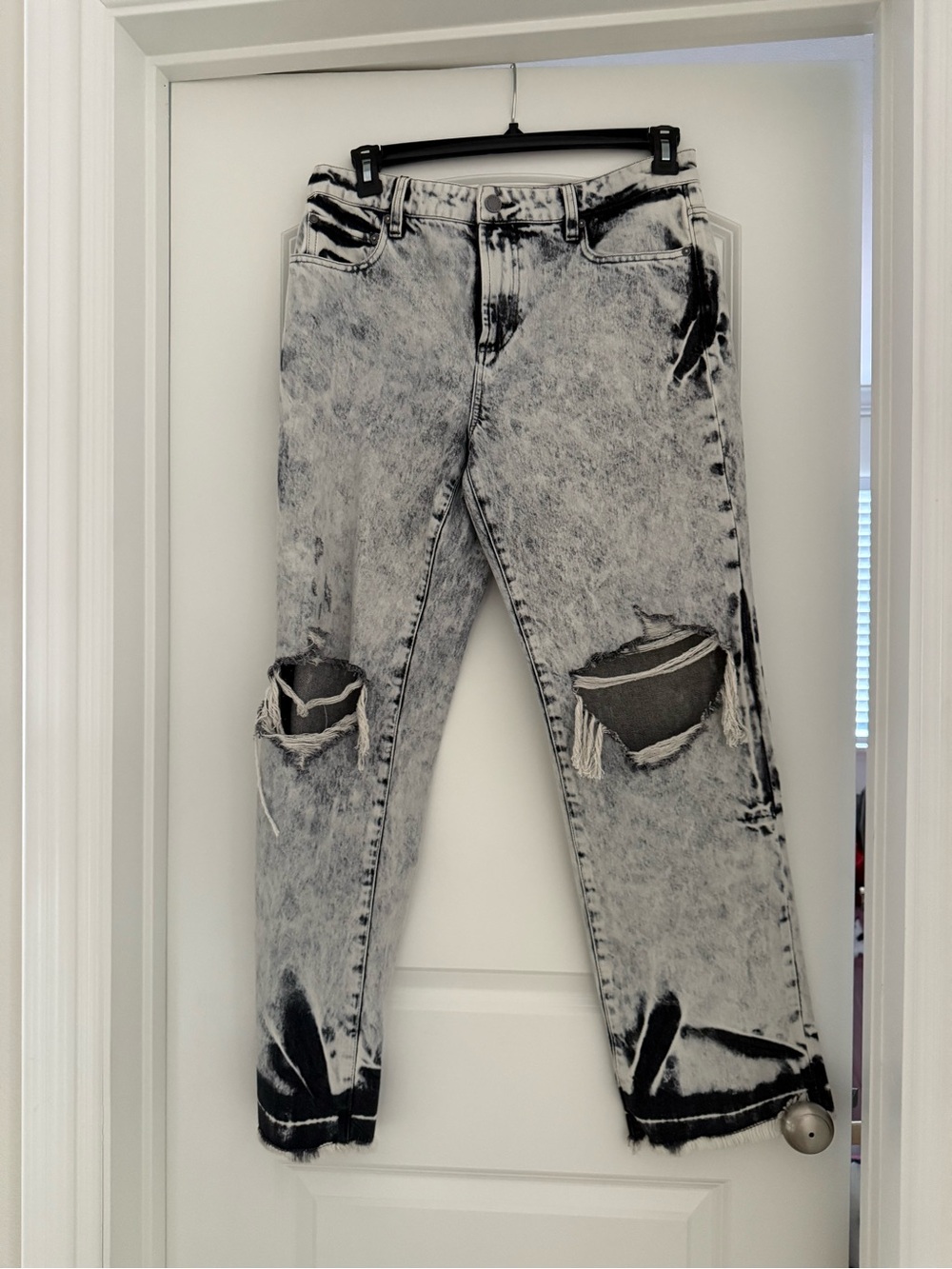 Alice + Olivia Men's Acid-Wash Gray Distressed Jeans